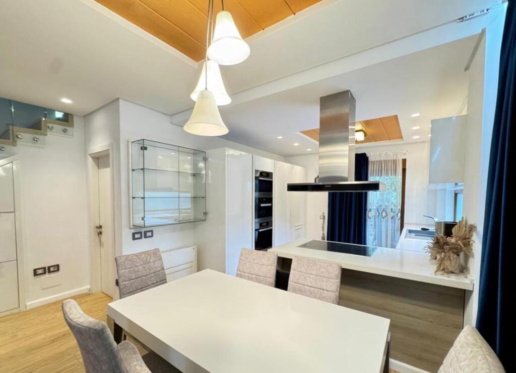 VILË MODERNE ME QIRA NË REZIDENCËN COLOMBO 2, PRANË TEG 3+1+3 | 3 Poste Parkimi | 2,500 € / muaj