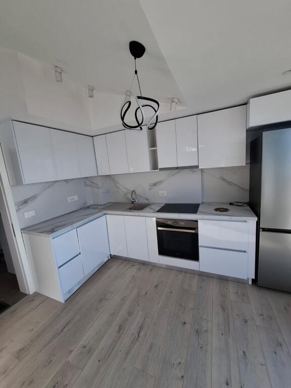 Jepet me Qera Apartament 2+1 Ne Plazh Hekurudha