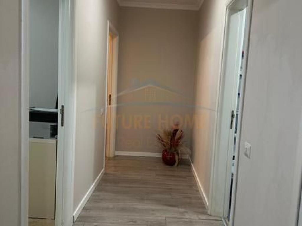 Shitet, Apartament 2+1+2, Stacioni i Trenit