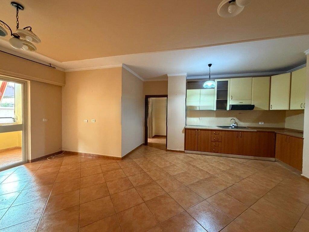 Zyrë 1+1 Me Qira në Ish Blloku, Tiranë 800 € /Muaj