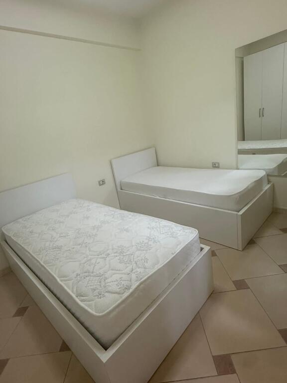 🏡 Apartament me qera 2+1 – Tek Tregu Ushqimor, pranë Pallatit me Shigjeta