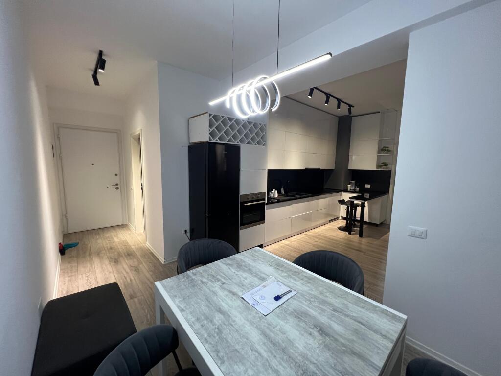 📣 SHITET SUPER Apartament 2+1 Me Ballkon 📍 Kompleksi Mangalem 21 , Ali Dem ✨   🏢 Ndertim i Ri  🪜 Kati 2 (Me Ashensor)  📐 Siperfaqe 88 m2  🧭 Orientim Lindje  🛋️ Mobiluar Me Kushte Bashkekohore  📂 Me Hipoteke  ✅ Mundesi Blerje Me KREDI   💶 Cmimi 145 milion leke