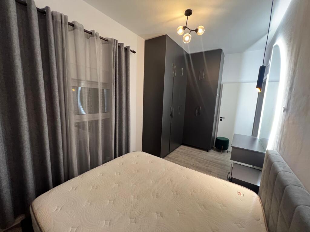 📣 SHITET SUPER Apartament 2+1 Me Ballkon 📍 Kompleksi Mangalem 21 , Ali Dem ✨   🏢 Ndertim i Ri  🪜 Kati 2 (Me Ashensor)  📐 Siperfaqe 88 m2  🧭 Orientim Lindje  🛋️ Mobiluar Me Kushte Bashkekohore  📂 Me Hipoteke  ✅ Mundesi Blerje Me KREDI   💶 Cmimi 145 milion leke