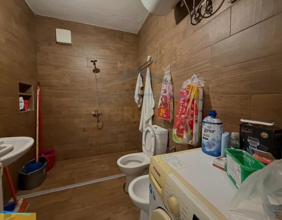 Shitet, Apartament 2+1+2, Ish Tregu Elektrik, Tiranë.