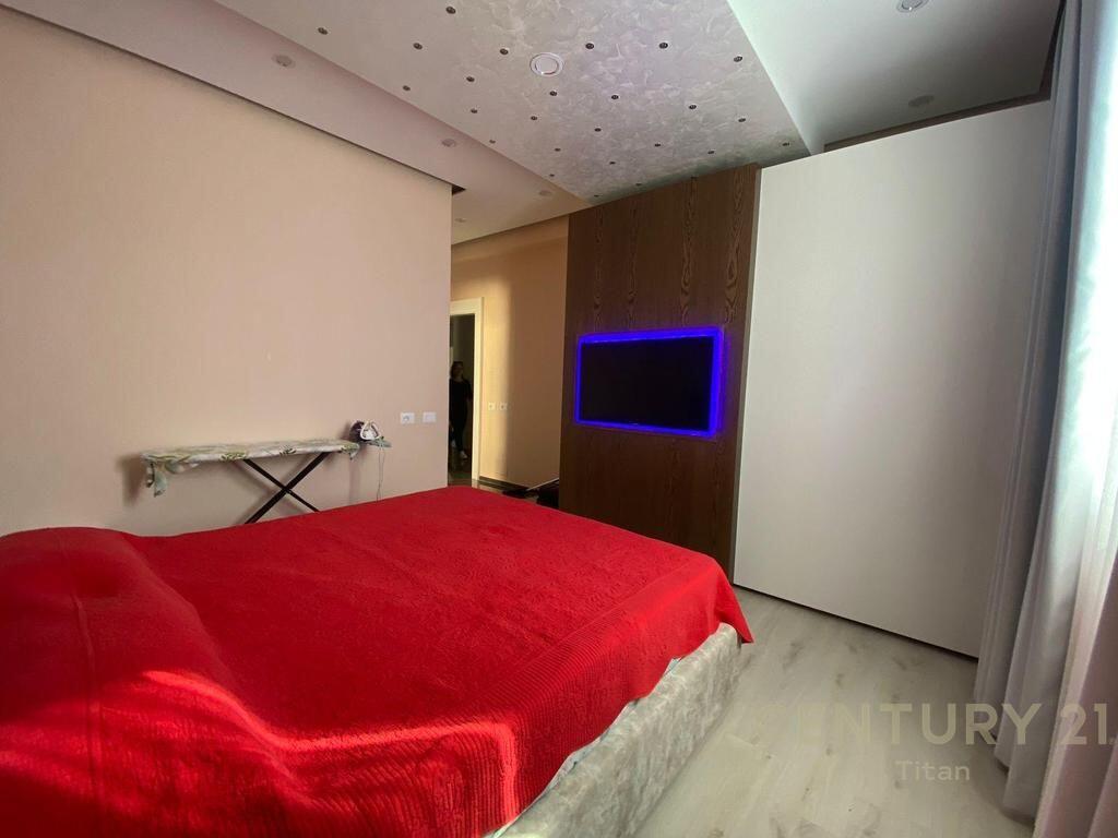 Apartament 2+1+2 për shitje, pranë Vila Gold