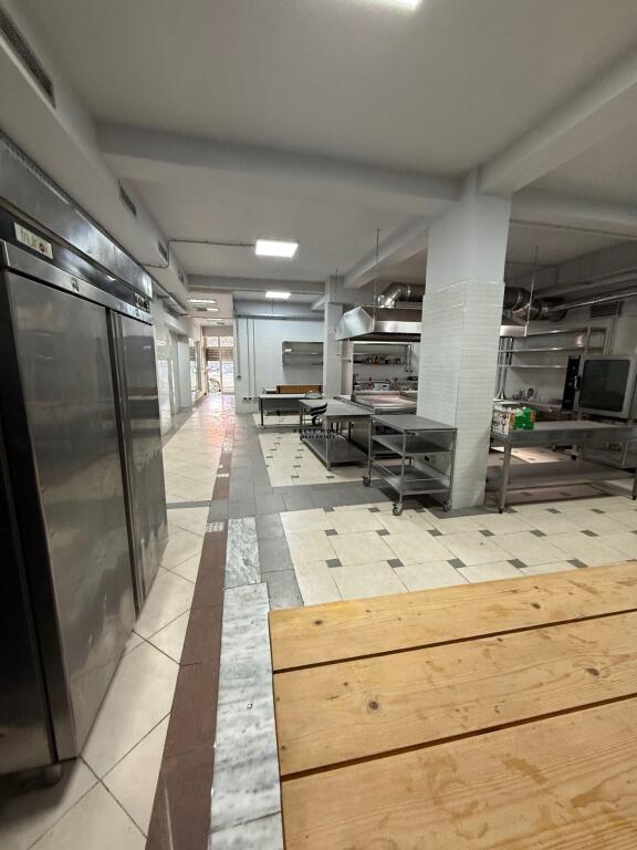 BUSINESS PREMISES FOR SALE 150 M2 CENTER 330,000 EURO