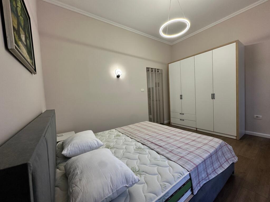 Shitet Garsioniere, afer Hotel Koloseut