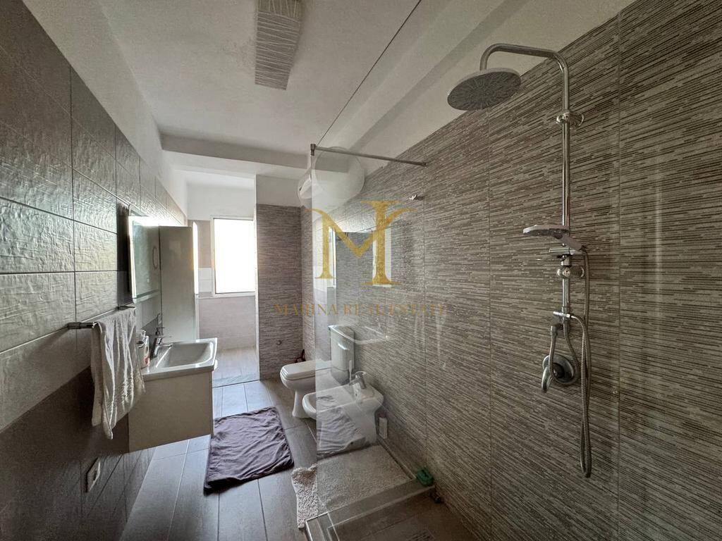 Jepet me qera apartament 2+1 Durres, Vollga me pamja nga deti