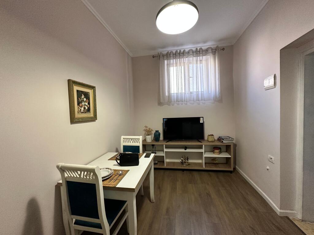 Shitet Garsioniere, afer Hotel Koloseut