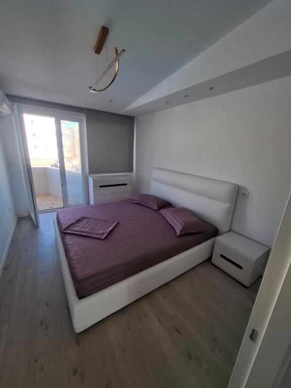 Jepet me Qera Apartament 2+1 Ne Plazh Hekurudha
