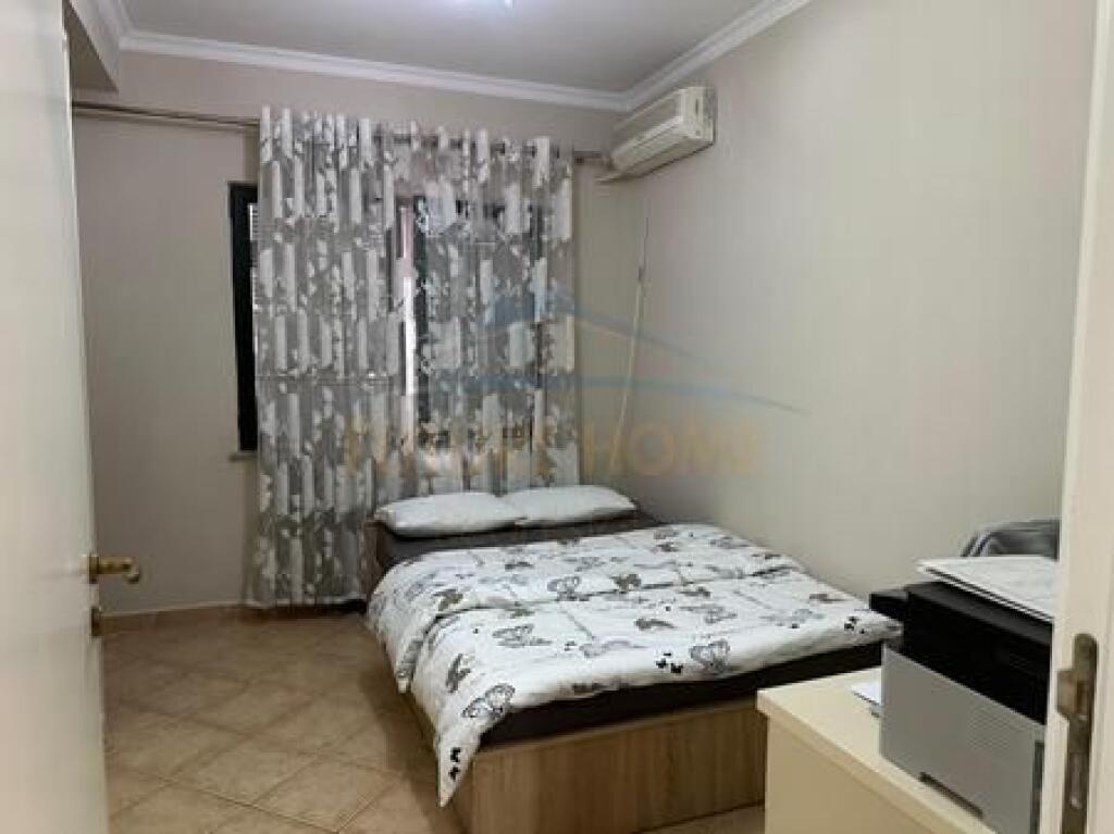 Shitet, Apartament 2+1+2, Stacioni i Trenit
