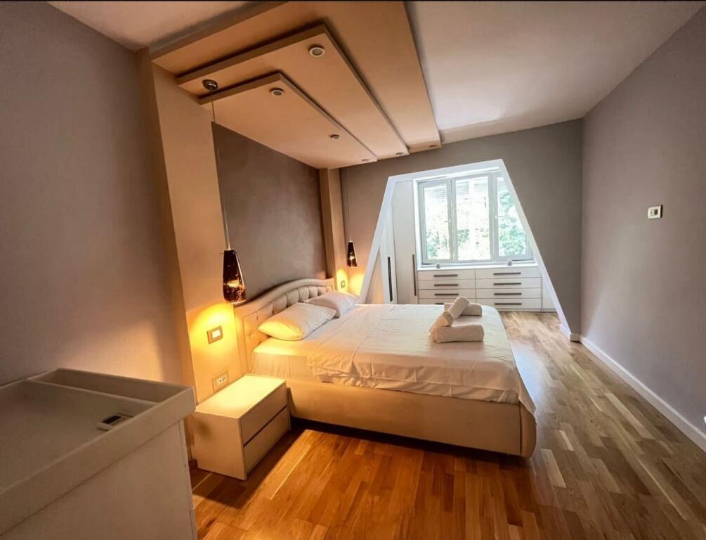 🏢Pak minuta larg Sheshit Skenderbej,Rruga Bardhok Biba jepet me qera apartament 2+1,i mobiluar. 1,200Euro   
