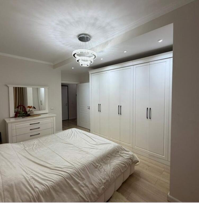 🏡 Shitet Apartament 2+1 i Mobiluar – Shkozë, Tiranë  🔹 Tipologjia: 2+1 🔹 Sipërfaqe: 82 m² 🔹 Kati: 5 🔹 Mobilim: Totalisht i mobiluar 🔹 Dokumentacion: Me hipotekë Pallate me ashenore  💶 Çmimi: 135,000 €  📍 Zona: Shkozë, Tiranë Apartamenti është i organizuar në mënyrë funksionale, i ndriçuar mirë dhe i përshtatshëm si për banim ashtu edhe për investim