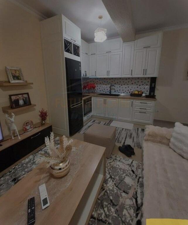 Shitet, Apartament 1+1+2 Ballkone, Materniteti i Ri, Tiranë.