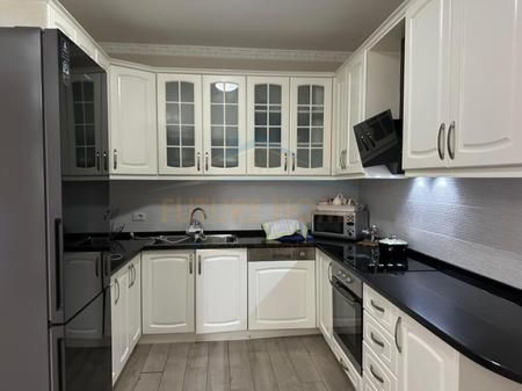 Shitet, Apartament 2+1+2, Stacioni i Trenit