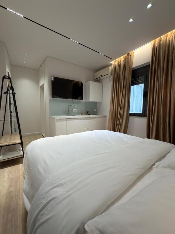 🏙️ JEPEN ME QIRA 2 STUDIO – QENDËR, 9-KATSHE