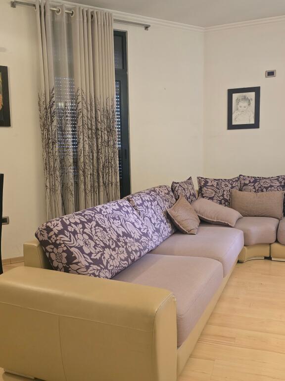 Affittasi 2+1+2, vicino a 21 Dhjetori