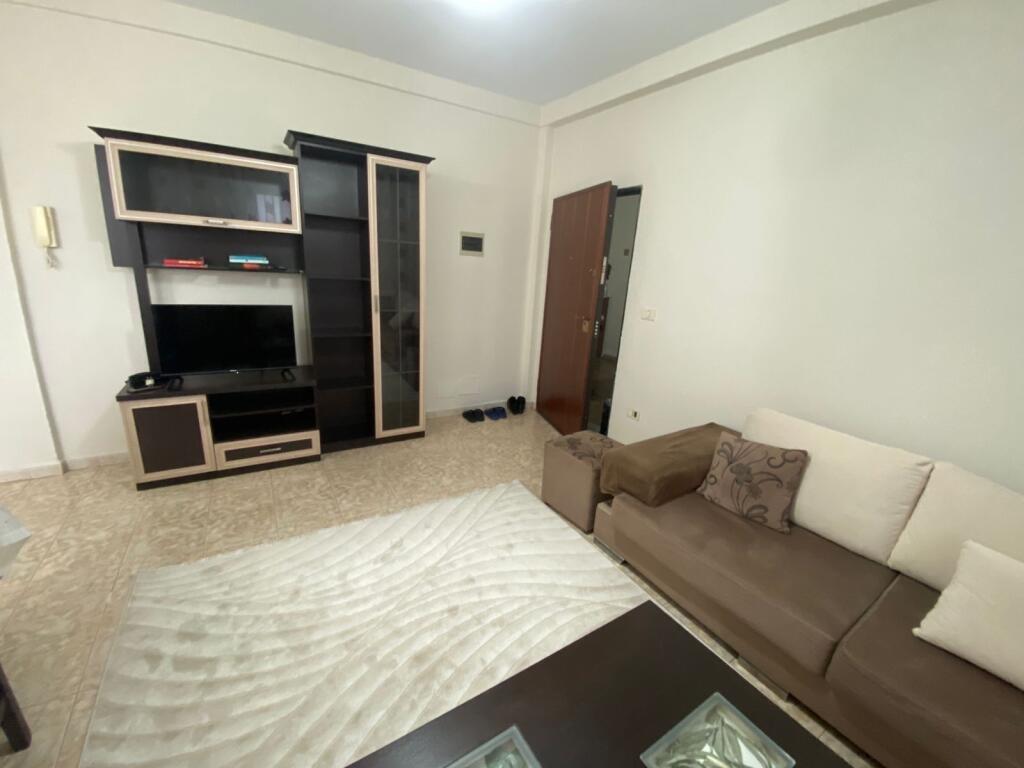 Jepet me qera 1+1 te Zogu i Zi prane Logos