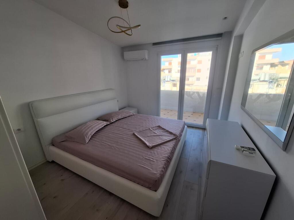 Jepet me Qera Apartament 2+1 Ne Plazh Hekurudha