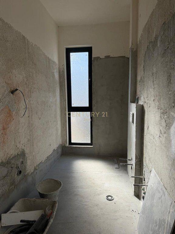 SHITET APARTAMENT 1+1 ME VERANDE NE MALIN E ROBIT