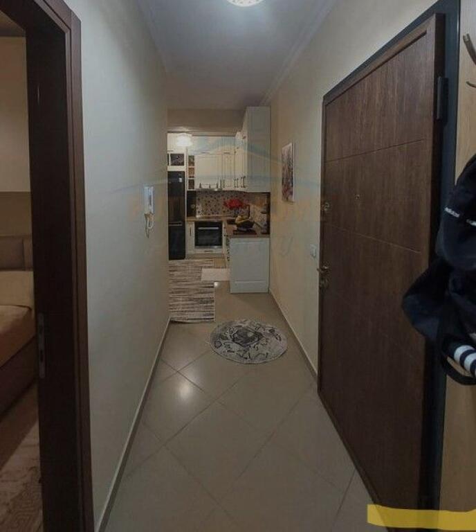 Shitet, Apartament 1+1+2 Ballkone, Materniteti i Ri, Tiranë.