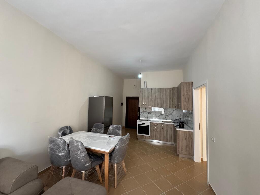 Qera apartament 3+1 ne Fresk 45000 leke tek Furre buke europa