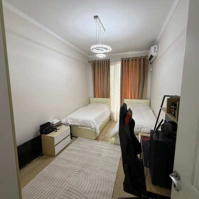 🏡 Shitet Apartament 2+1 i Mobiluar – Shkozë, Tiranë  🔹 Tipologjia: 2+1 🔹 Sipërfaqe: 82 m² 🔹 Kati: 5 🔹 Mobilim: Totalisht i mobiluar 🔹 Dokumentacion: Me hipotekë Pallate me ashenore  💶 Çmimi: 135,000 €  📍 Zona: Shkozë, Tiranë Apartamenti është i organizuar në mënyrë funksionale, i ndriçuar mirë dhe i përshtatshëm si për banim ashtu edhe për investim