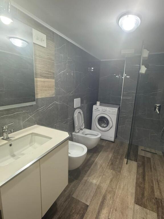 🏡 Apartament me qera 2+1 – Tek Tregu Ushqimor, pranë Pallatit me Shigjeta