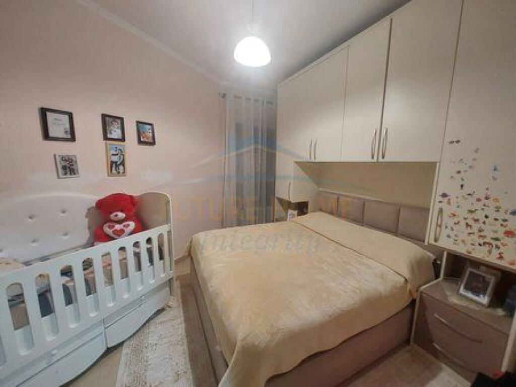 Shitet, Apartament 1+1+2 Ballkone, Materniteti i Ri, Tiranë.