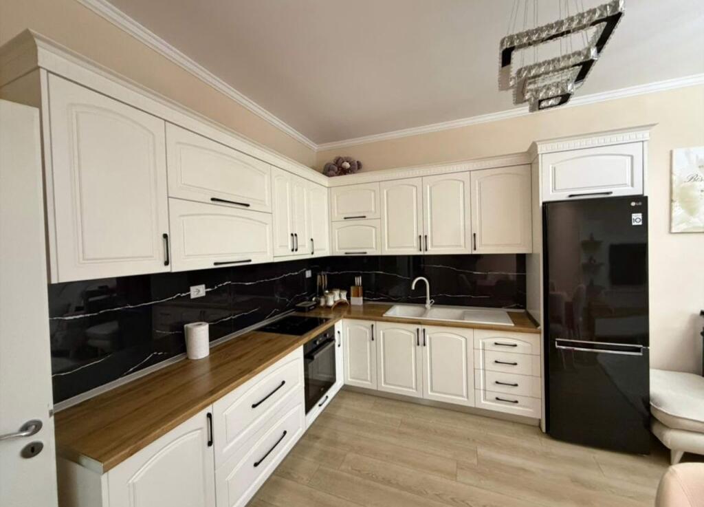 🏡 Shitet Apartament 2+1 i Mobiluar – Shkozë, Tiranë  🔹 Tipologjia: 2+1 🔹 Sipërfaqe: 82 m² 🔹 Kati: 5 🔹 Mobilim: Totalisht i mobiluar 🔹 Dokumentacion: Me hipotekë Pallate me ashenore  💶 Çmimi: 135,000 €  📍 Zona: Shkozë, Tiranë Apartamenti është i organizuar në mënyrë funksionale, i ndriçuar mirë dhe i përshtatshëm si për banim ashtu edhe për investim