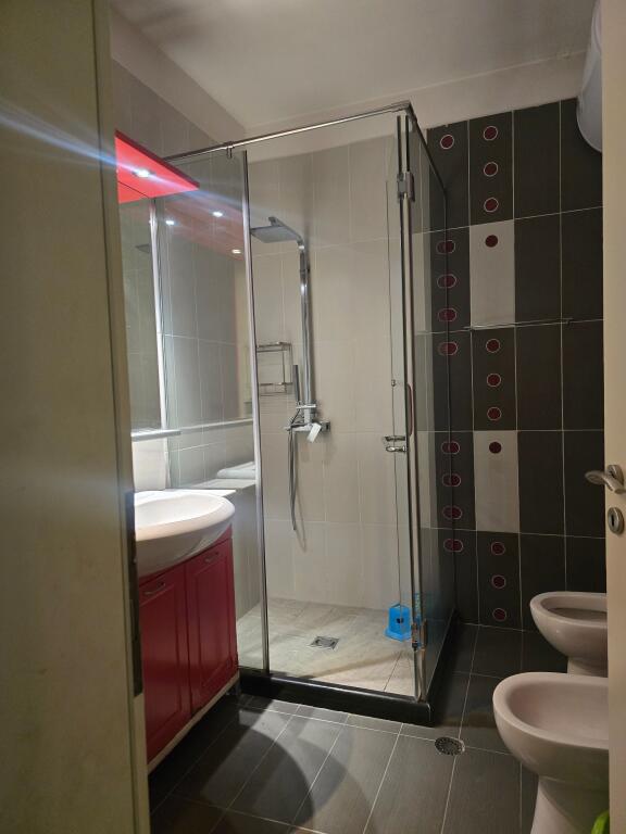 Affittasi 2+1+2, vicino a 21 Dhjetori