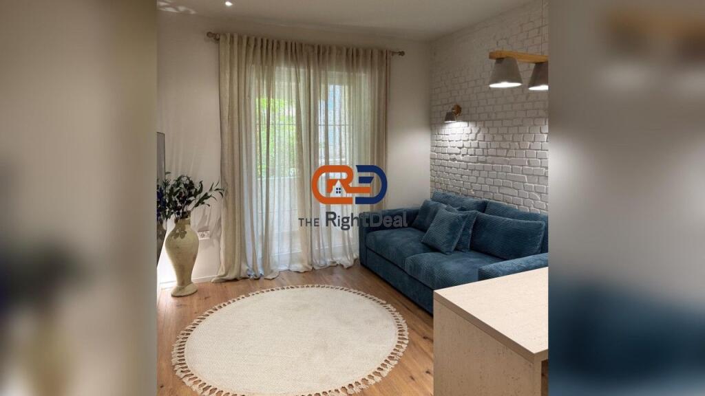 Ne Zonen E Myslym Shyrit, Jepet Me Qira Super Apartament Luksoz 2+1 !!