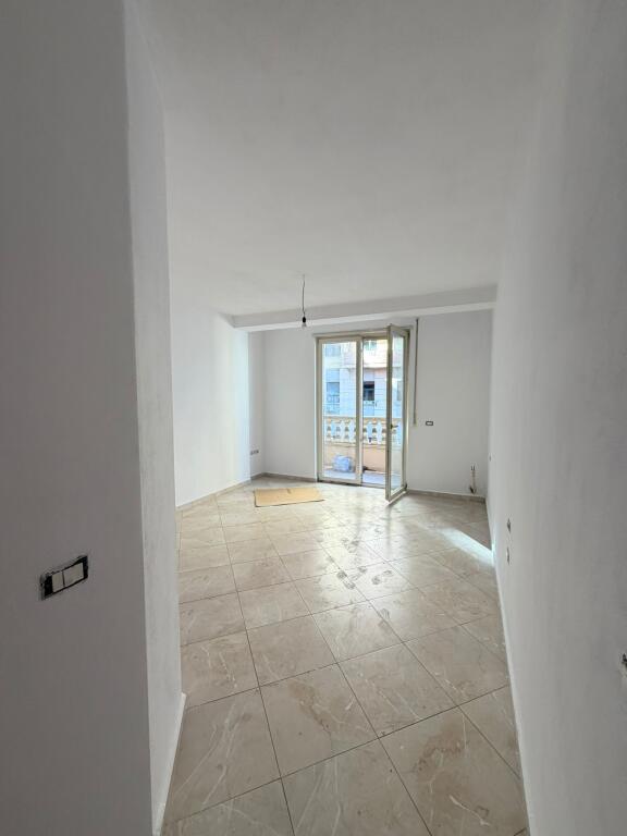  JEPET ME QIRA AMBJENT PER ZYRA NE QENDER TE TIRANES, RRUGA BARDHOK BIBA