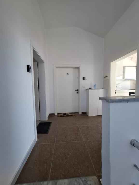 Jepet me Qera Apartament 2+1 Ne Plazh Hekurudha