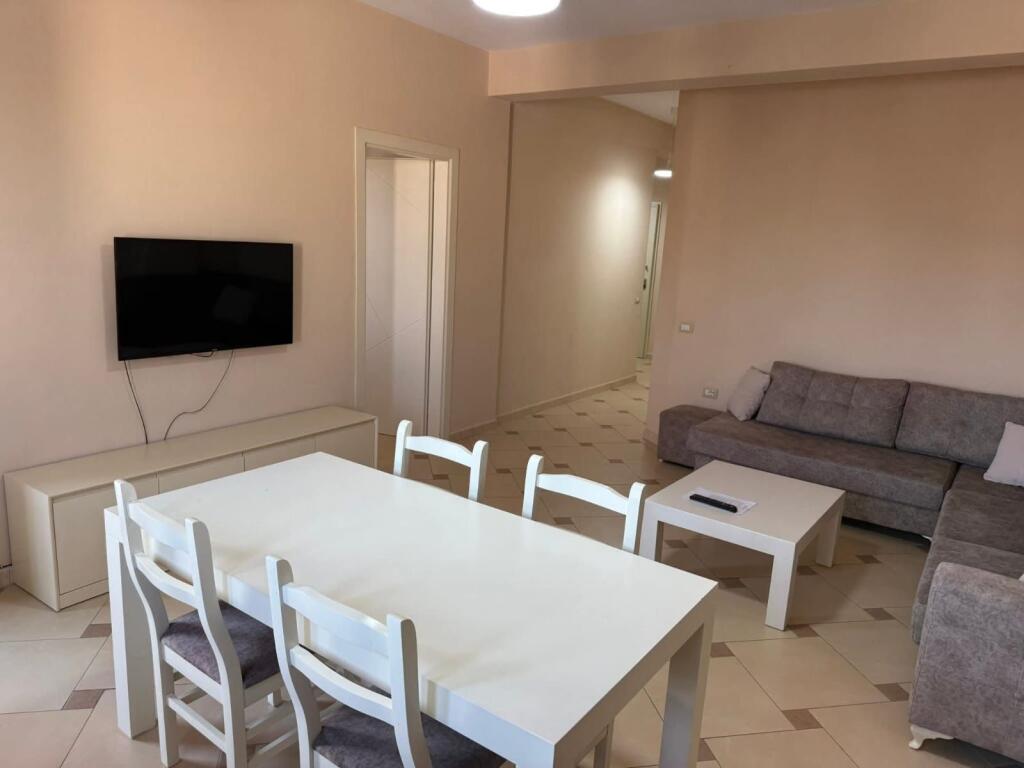 🏡 Apartament me qera 2+1 – Tek Tregu Ushqimor, pranë Pallatit me Shigjeta