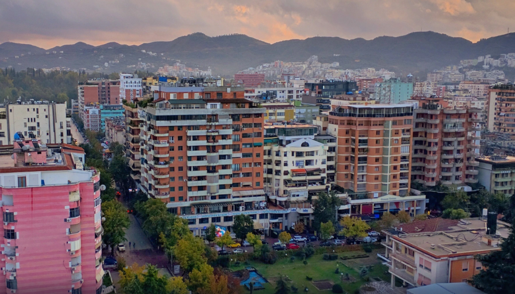 SHITET POST PARKIMI NE BLLOK