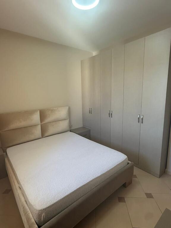 🏡 Apartament me qera 2+1 – Tek Tregu Ushqimor, pranë Pallatit me Shigjeta