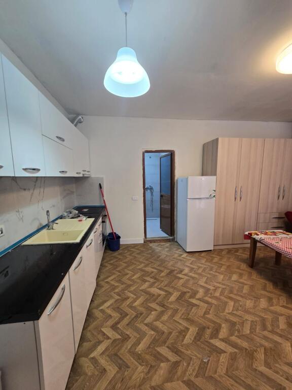 Garsonere me qira Selit prane xhamis