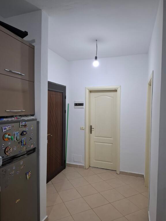 Apartament 1+1 i Mobiluar – Përballë Shkollës "Ibrahim Rugova", Kamëz