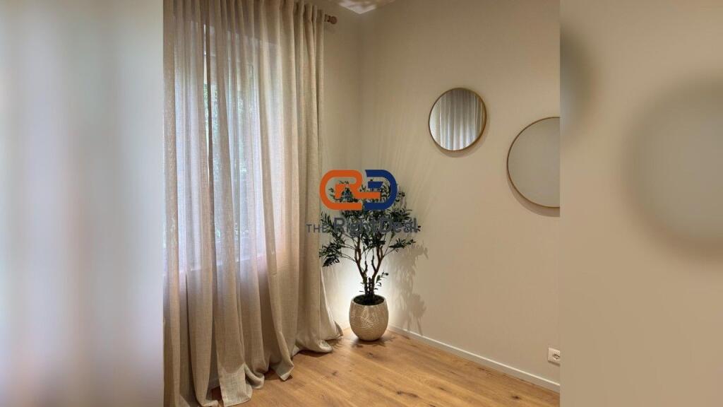 Ne Zonen E Myslym Shyrit, Jepet Me Qira Super Apartament Luksoz 2+1 !!