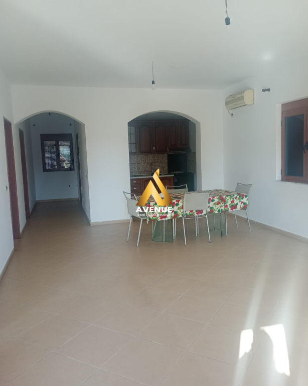 Jepet me qira kati i 2-të i një shtëpie private 3+1 – Kamëz, Tiranë