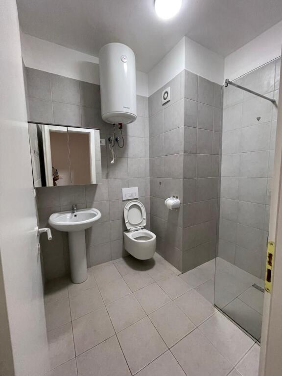 🏡 Apartament  ne zonen me Eksluzive te Tiranes, prane Bulevardit te Ri