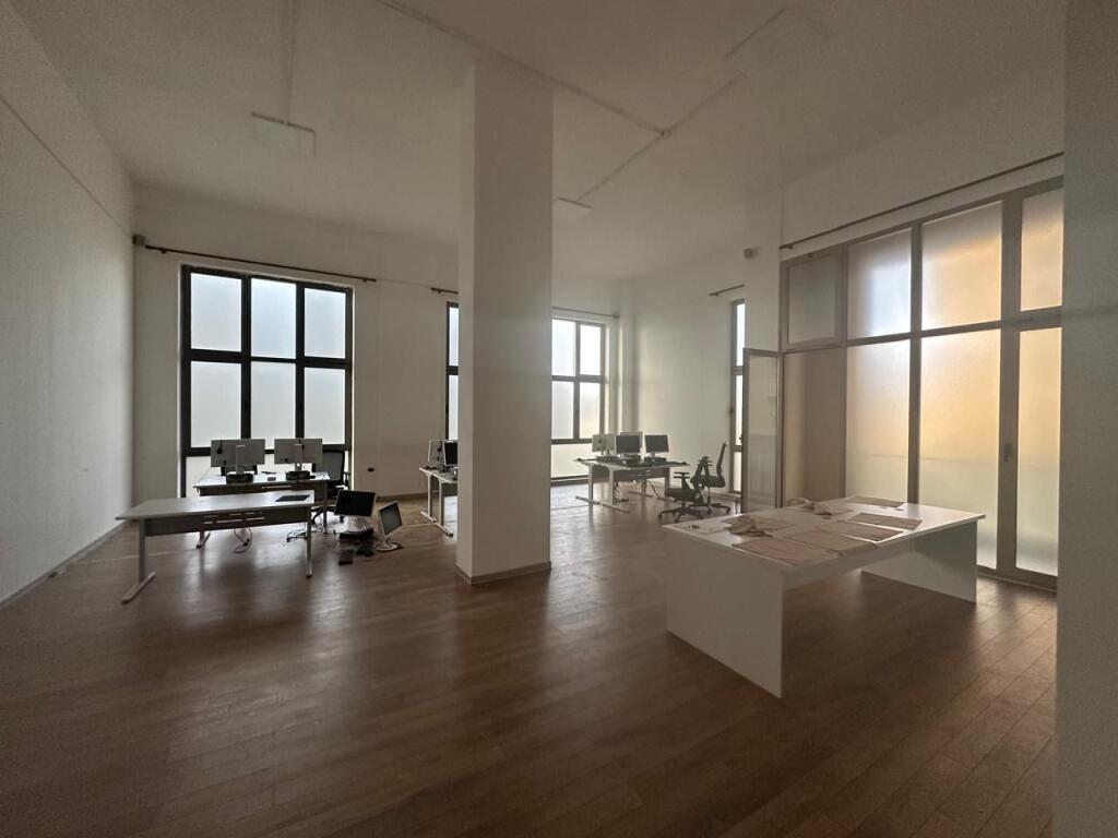 Office 200 meters for rent in Xhamllik