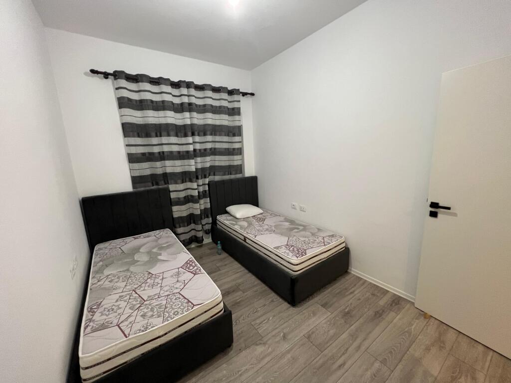 📣 SHITET SUPER Apartament 2+1 Me Ballkon 📍 Kompleksi Mangalem 21 , Ali Dem ✨   🏢 Ndertim i Ri  🪜 Kati 2 (Me Ashensor)  📐 Siperfaqe 88 m2  🧭 Orientim Lindje  🛋️ Mobiluar Me Kushte Bashkekohore  📂 Me Hipoteke  ✅ Mundesi Blerje Me KREDI   💶 Cmimi 145 milion leke