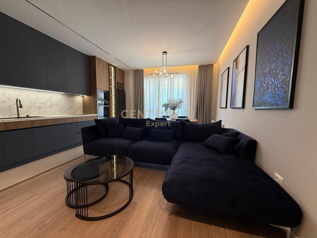 APARTAMENT MODERN 2+1+2 &amp; POST PARKIMI PER QIRA TEK GALERIA, QENDER !!