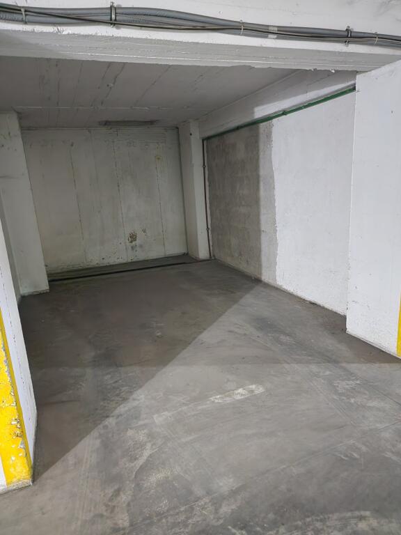 Super Apartament: 1+1 &amp; 1 Garazh + Ballkon me Pamje te Lire 📍Te Ish Tregu Elektrik/ Ali Demi *(560€/Muaj)*  ||  Pallati eshte i Ri, me Ashensor