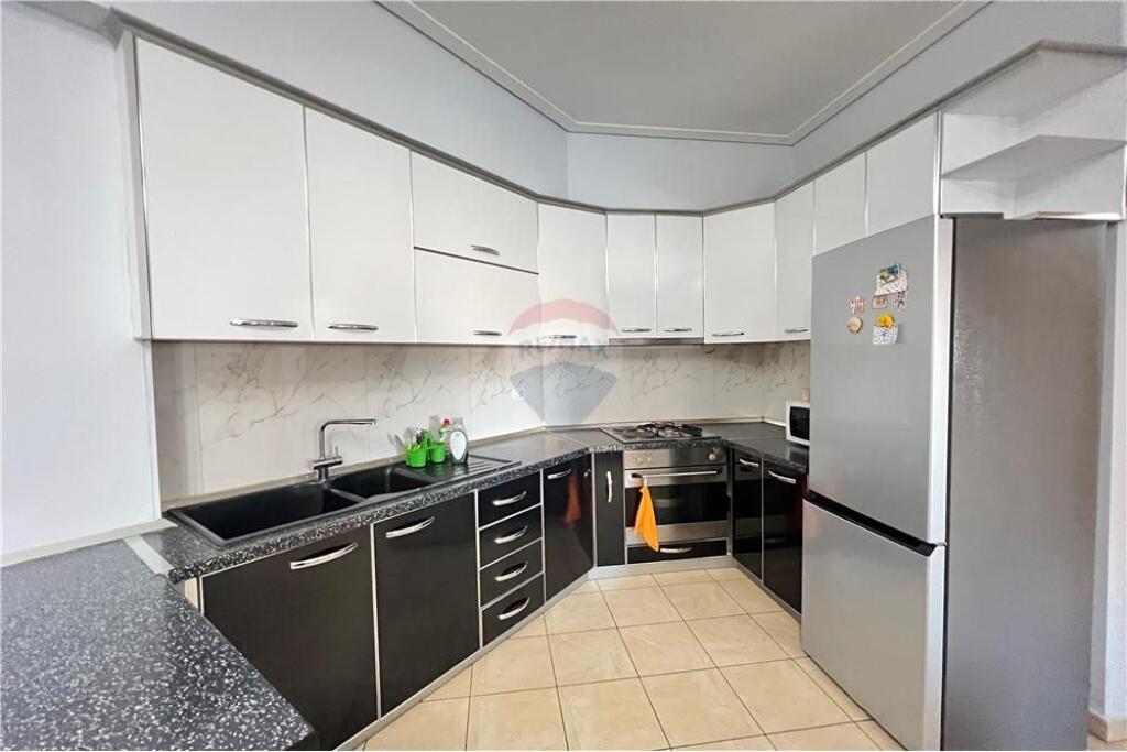 🏡 Apartament 2+1 me Qira – Bulevardi Kryesor, Vlorë