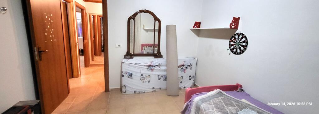 Tirane, appartamento in affitto, 3° piano, 40.000 lek completamente arredato trattabile (Rr. Halit Bega) vicino a QSUT o alla Scuola Unita o alla Scuola Bajram Curri.