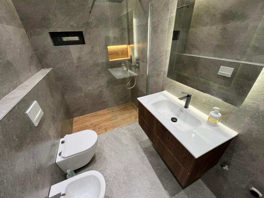 SHITET APARTAMENT 2+1+2 - RRETHRROTULLIMI I ZOGUT TE ZI