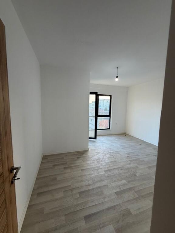 Appartamento 2+1+2 in vendita, Via 5 Maj alla fine vicino ai nuovi edifici 170.000.000 Milioni di leke